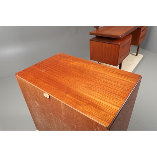 674 - A MID CENTURY G-PLAN TEAK DRESSING TABLE AND MATCHING CHEST OF DRAWERS. The dressing table with two ... 