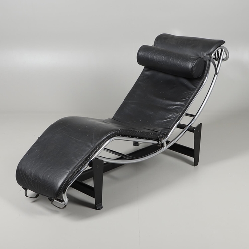 682 - AFTER 'LE CORBUSIER' A DESIGNER LEATHER & CHROME RECLINING LOUNGE CHAIR. A 'LC4' lounge chair with t... 