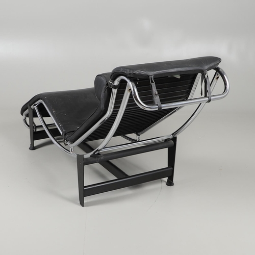 682 - AFTER 'LE CORBUSIER' A DESIGNER LEATHER & CHROME RECLINING LOUNGE CHAIR. A 'LC4' lounge chair with t... 