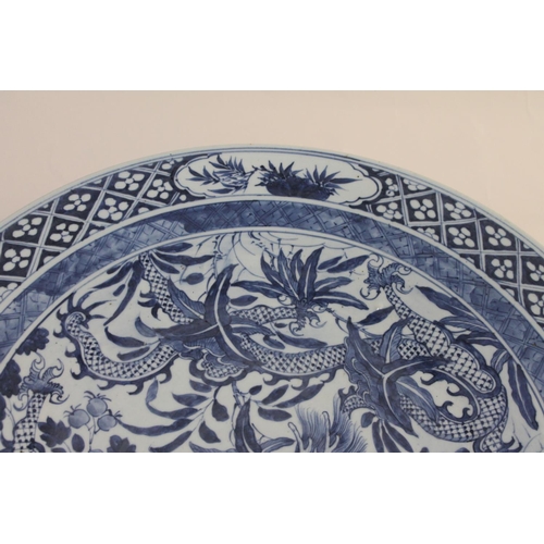 828 - 19THC LARGE CHINESE BLUE & WHITE PORCELAIN DISH. A large late 19thc blue and white dish, painted wit... 