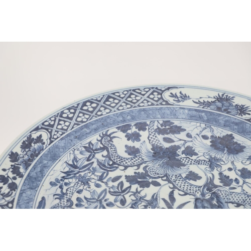 828 - 19THC LARGE CHINESE BLUE & WHITE PORCELAIN DISH. A large late 19thc blue and white dish, painted wit... 