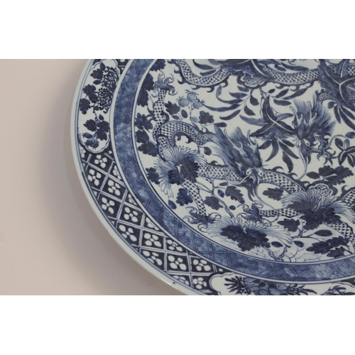 828 - 19THC LARGE CHINESE BLUE & WHITE PORCELAIN DISH. A large late 19thc blue and white dish, painted wit... 