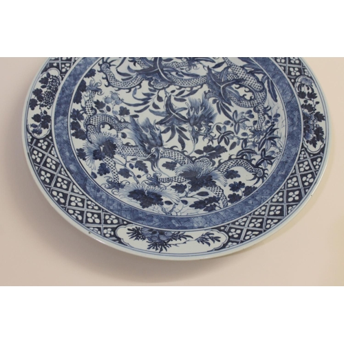 828 - 19THC LARGE CHINESE BLUE & WHITE PORCELAIN DISH. A large late 19thc blue and white dish, painted wit... 