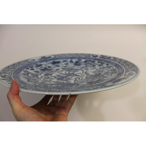 828 - 19THC LARGE CHINESE BLUE & WHITE PORCELAIN DISH. A large late 19thc blue and white dish, painted wit... 