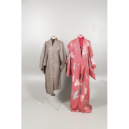 881 - 20THC JAPANESE KIMONO'S. A collection of six various silk and printed 20thc Kimono's, with various p... 