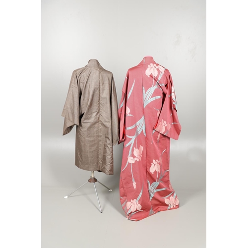 881 - 20THC JAPANESE KIMONO'S. A collection of six various silk and printed 20thc Kimono's, with various p... 