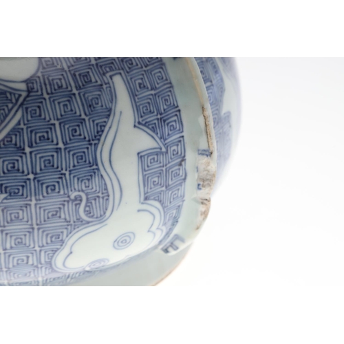 887 - LARGE 19THC JAPANESE PORCELAIN VASE, IN THE CHINESE STYLE - SIGNED. 19th, an unusual large Japanese ... 