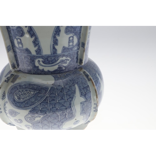 887 - LARGE 19THC JAPANESE PORCELAIN VASE, IN THE CHINESE STYLE - SIGNED. 19th, an unusual large Japanese ... 