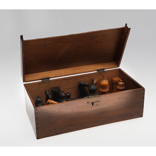 633A - ANTIQUE WOODEN CHESS SET. A boxwood and stained boxwood chess set, probably late 19thc/early 20thc a... 