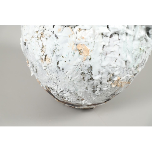 570 - AKIKO HIRAI (B.1970). MOON JAR. (d) Stoneware (grogged), rugged porcelain, layered slips, running as... 