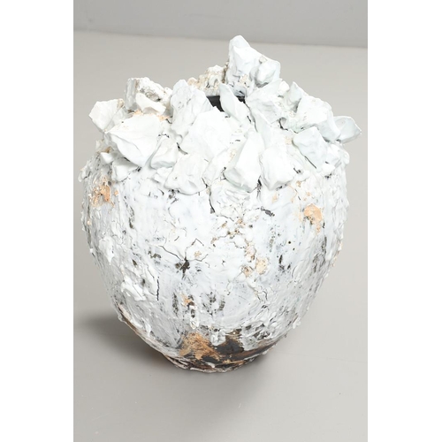 570 - AKIKO HIRAI (B.1970). MOON JAR. (d) Stoneware (grogged), rugged porcelain, layered slips, running as... 