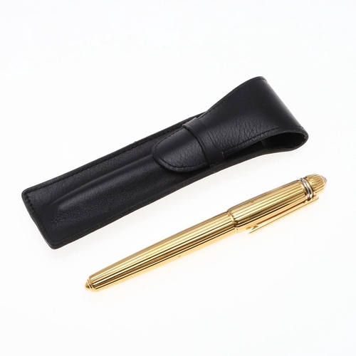 577 - PASHA DE CARTIER FOUNTAIN PEN. A gold plated fountain pen with a 18k gold nib, the cap with a clip a... 