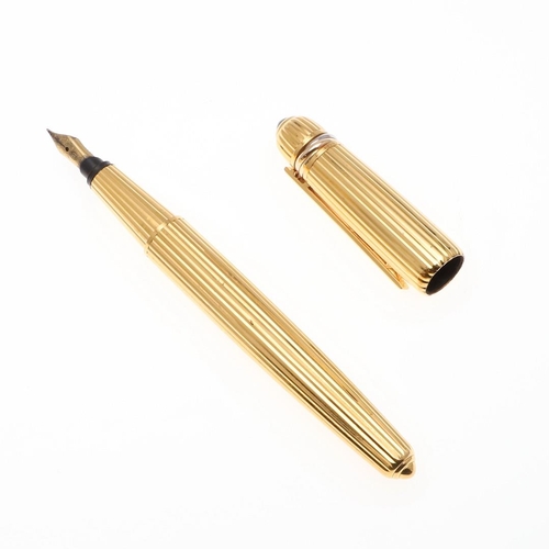 577 - PASHA DE CARTIER FOUNTAIN PEN. A gold plated fountain pen with a 18k gold nib, the cap with a clip a... 