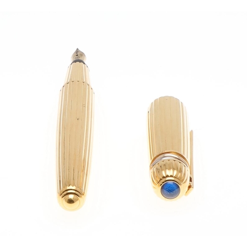 577 - PASHA DE CARTIER FOUNTAIN PEN. A gold plated fountain pen with a 18k gold nib, the cap with a clip a... 