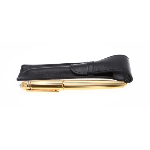 577 - PASHA DE CARTIER FOUNTAIN PEN. A gold plated fountain pen with a 18k gold nib, the cap with a clip a... 