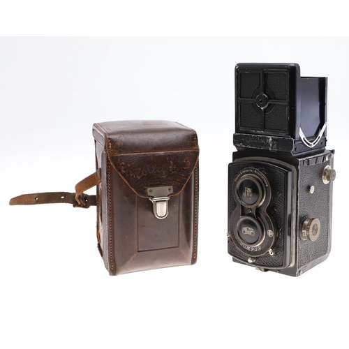 592 - VINTAGE ROLLEIFLEX CAMERA & ACCESSORIES. A Rolleiflex Franke & Heidecke twin lens Compur Camera with... 