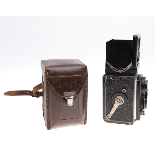 592 - VINTAGE ROLLEIFLEX CAMERA & ACCESSORIES. A Rolleiflex Franke & Heidecke twin lens Compur Camera with... 