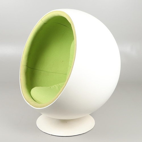 654 - AFTER EERO AARNIO - RETRO 'BALL' CHAIR. A retro circa 1960's/1970's ball chair, designed by Eero Aar... 