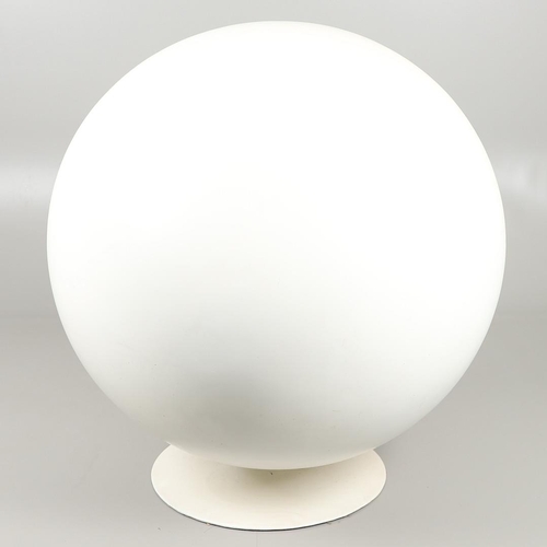 654 - AFTER EERO AARNIO - RETRO 'BALL' CHAIR. A retro circa 1960's/1970's ball chair, designed by Eero Aar... 