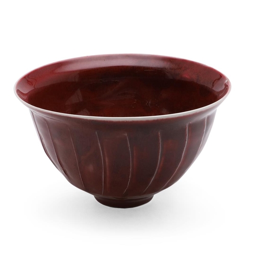 720 - DAVID LEACH (1911-2005) - PORCELAIN BOWL. (d) A fluted porcelain bowl with a copper red glaze, 'DL' ... 