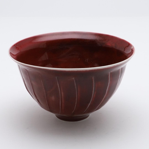 720 - DAVID LEACH (1911-2005) - PORCELAIN BOWL. (d) A fluted porcelain bowl with a copper red glaze, 'DL' ... 