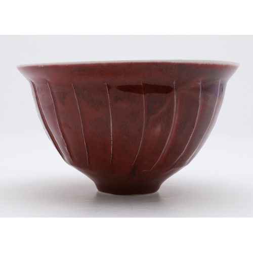 720 - DAVID LEACH (1911-2005) - PORCELAIN BOWL. (d) A fluted porcelain bowl with a copper red glaze, 'DL' ... 