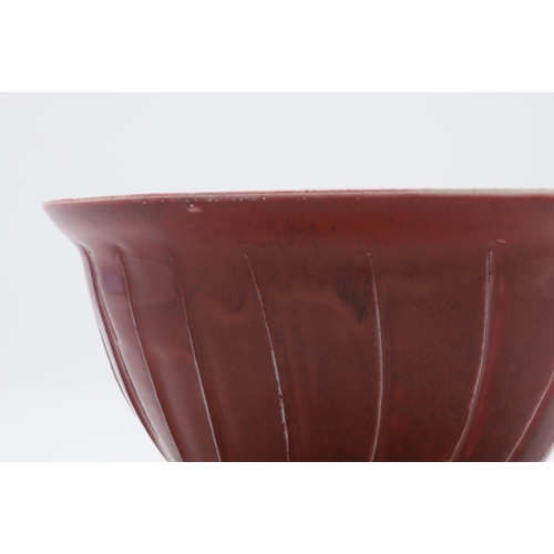 720 - DAVID LEACH (1911-2005) - PORCELAIN BOWL. (d) A fluted porcelain bowl with a copper red glaze, 'DL' ... 