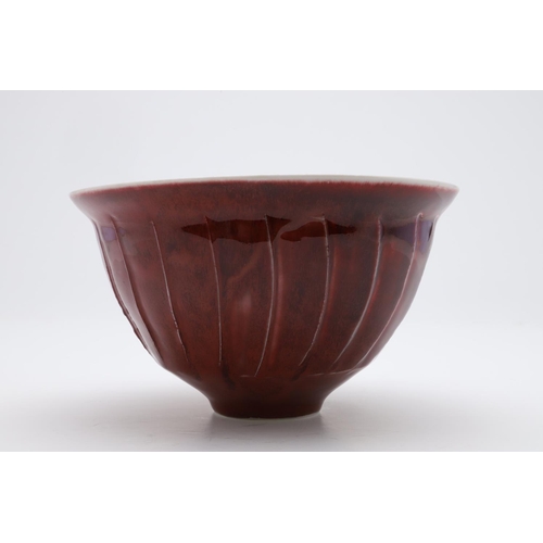 720 - DAVID LEACH (1911-2005) - PORCELAIN BOWL. (d) A fluted porcelain bowl with a copper red glaze, 'DL' ... 