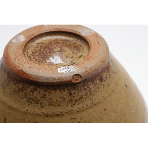 750 - PHIL ROGERS (1951-2020) - STUDIO POTTERY VASE. (d) A globular stoneware vase with a green ash glaze ... 