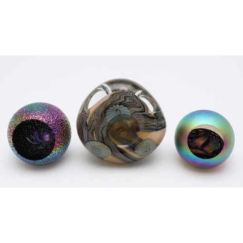 775 - AMERICAN GLASS PAPERWEIGHTS - INCLUDING SCHUSTER & GLASS EYE STUDIO. Various paperweights including ... 