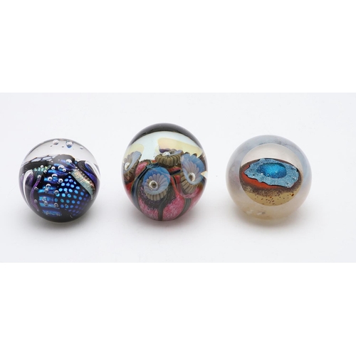 775 - AMERICAN GLASS PAPERWEIGHTS - INCLUDING SCHUSTER & GLASS EYE STUDIO. Various paperweights including ... 