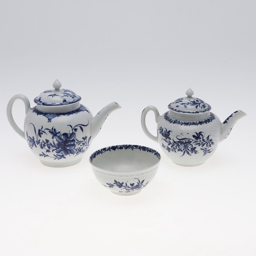 810 - 18THC ENGLISH WORCESTER TEAPOTS & SUGAR BOWL. Including a small teapot in the Feather Mould Floral p... 