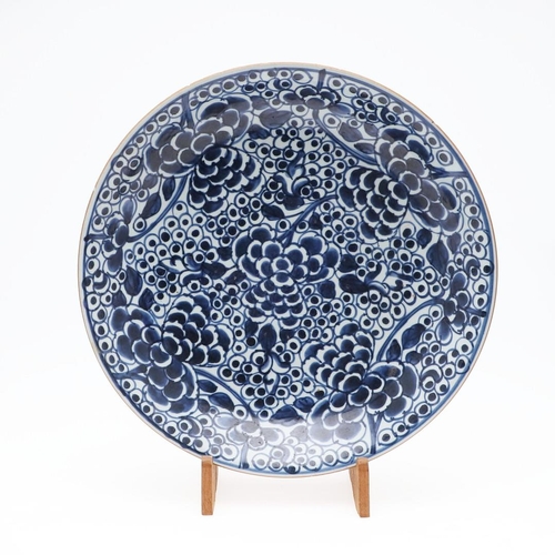 848 - LARGE CHINESE BLUE & WHITE DISH - KANGXI. Kangxi Period (1654-1722), the large blue and white dish p... 