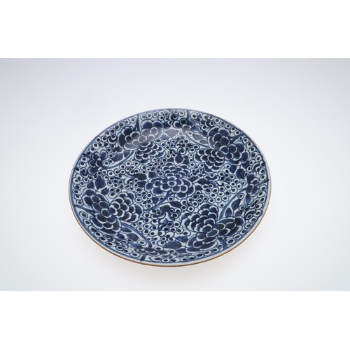 848 - LARGE CHINESE BLUE & WHITE DISH - KANGXI. Kangxi Period (1654-1722), the large blue and white dish p... 