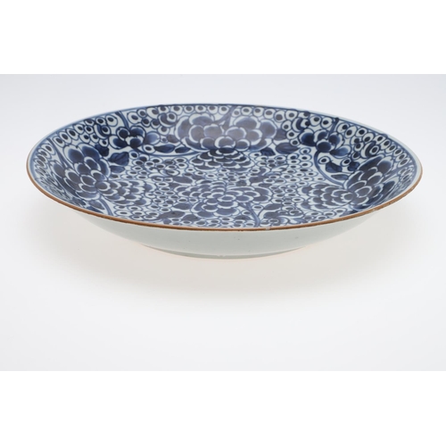 848 - LARGE CHINESE BLUE & WHITE DISH - KANGXI. Kangxi Period (1654-1722), the large blue and white dish p... 