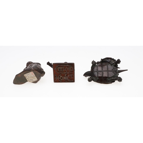 849 - CHINESE & JAPANESE ITEMS - INCLUDING NETSUKE & SNUFF BOTTLE. A mixed lot including a lacquer snuff b... 