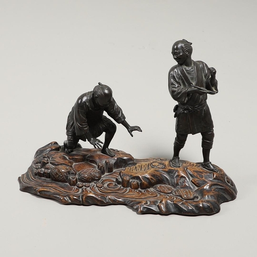 850 - JAPANESE BRONZE FIGURE GROUP & CARVED WOODEN STAND. Meiji period, including two detailed bronze figu... 