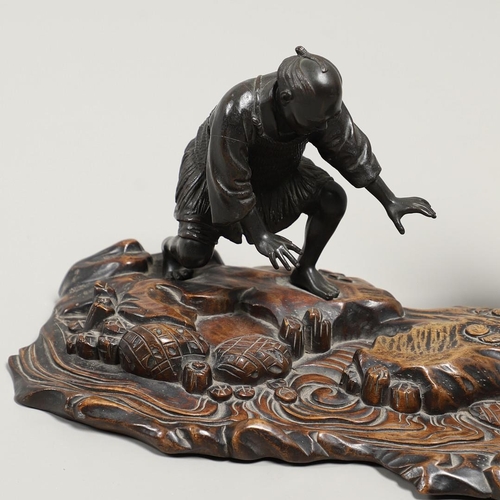 850 - JAPANESE BRONZE FIGURE GROUP & CARVED WOODEN STAND. Meiji period, including two detailed bronze figu... 