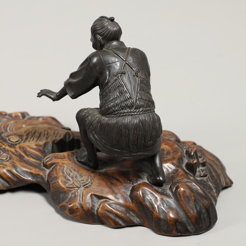 850 - JAPANESE BRONZE FIGURE GROUP & CARVED WOODEN STAND. Meiji period, including two detailed bronze figu... 