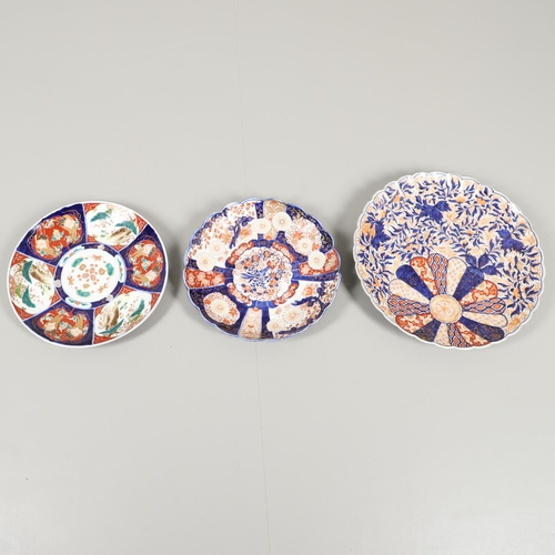 858 - LARGE JAPANESE IMARI CHARGER & TWO OTHER ITEMS. Meiji period, a large porcelain charger with a scall... 