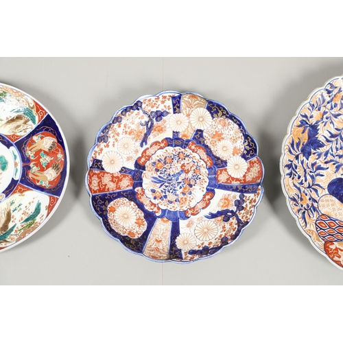 858 - LARGE JAPANESE IMARI CHARGER & TWO OTHER ITEMS. Meiji period, a large porcelain charger with a scall... 