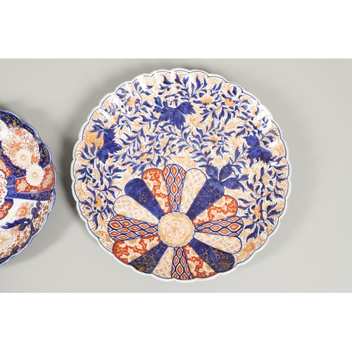 858 - LARGE JAPANESE IMARI CHARGER & TWO OTHER ITEMS. Meiji period, a large porcelain charger with a scall... 