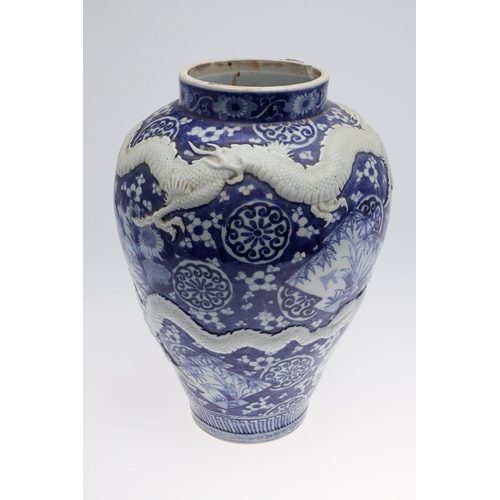 862 - LARGE JAPANESE ARITA BLUE & WHITE PORCELAIN JAR. A large 19thc Arita jar of tapering form, painted w... 