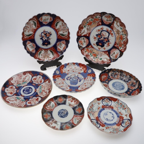 863 - JAPANESE IMARI DISHES & OTHER ITEMS. Mostly late 19thc, including a scalloped shaped dish with centr... 