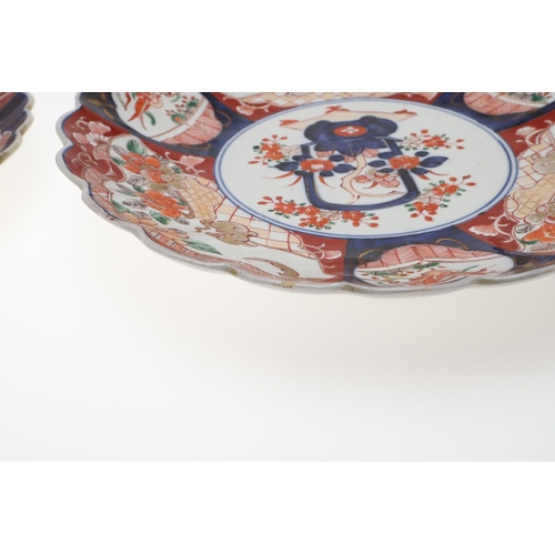 863 - JAPANESE IMARI DISHES & OTHER ITEMS. Mostly late 19thc, including a scalloped shaped dish with centr... 