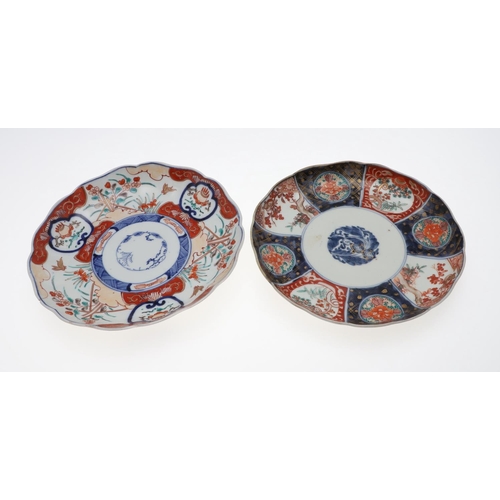 863 - JAPANESE IMARI DISHES & OTHER ITEMS. Mostly late 19thc, including a scalloped shaped dish with centr... 