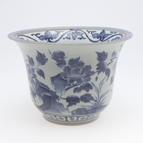 868 - EARLY JAPANESE ARITA PORCELAIN JARDINIERE. Circa 1690-1700, a large blue and white porcelain jardini... 