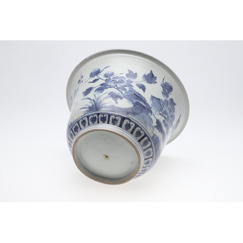 868 - EARLY JAPANESE ARITA PORCELAIN JARDINIERE. Circa 1690-1700, a large blue and white porcelain jardini... 