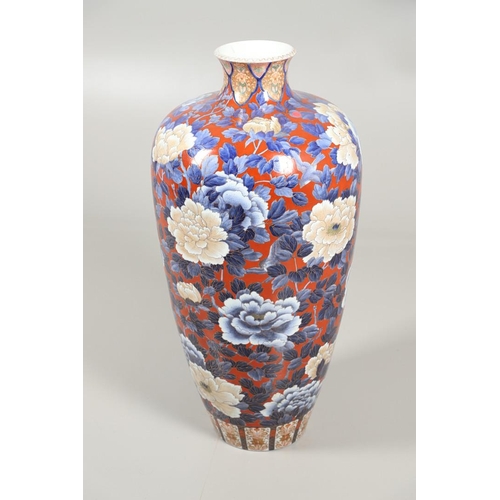 877 - UNUSUALLY LARGE JAPANESE IMARI VASE. 20thc, an unusually large vase of tapering form, painted with f... 