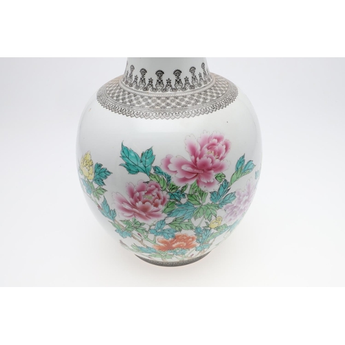 884 - LARGE CHINESE PORCELAIN VASE - REPUBLIC PERIOD. A large Chinese Republic period vase, the bulbous bo... 